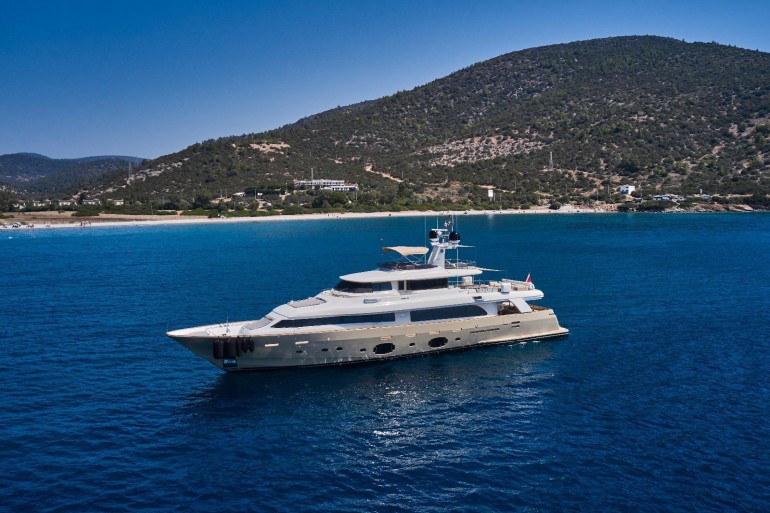 2010 Custom Line Navetta 33