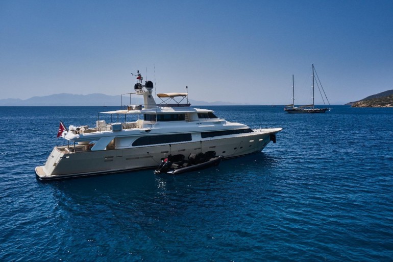2010 Custom Line Navetta 33