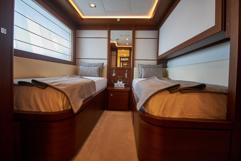 2010 Custom Line Navetta 33