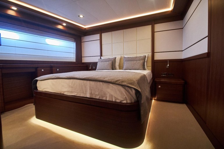 2010 Custom Line Navetta 33