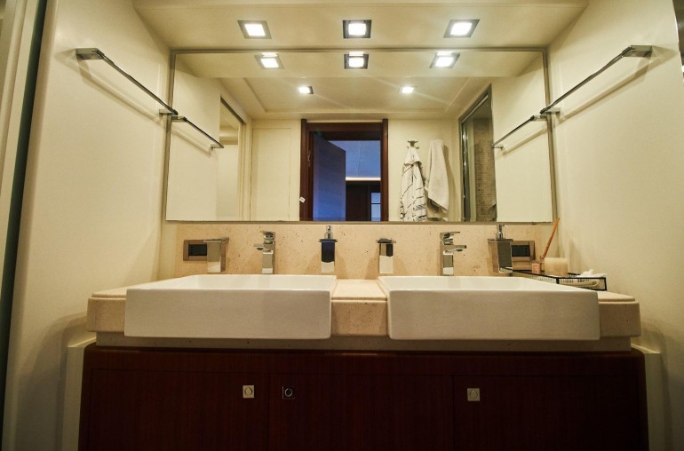 2010 Custom Line Navetta 33