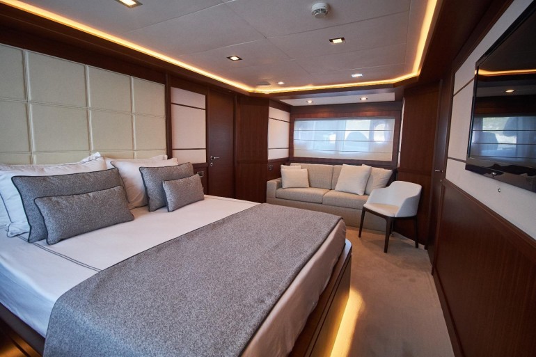 2010 Custom Line Navetta 33